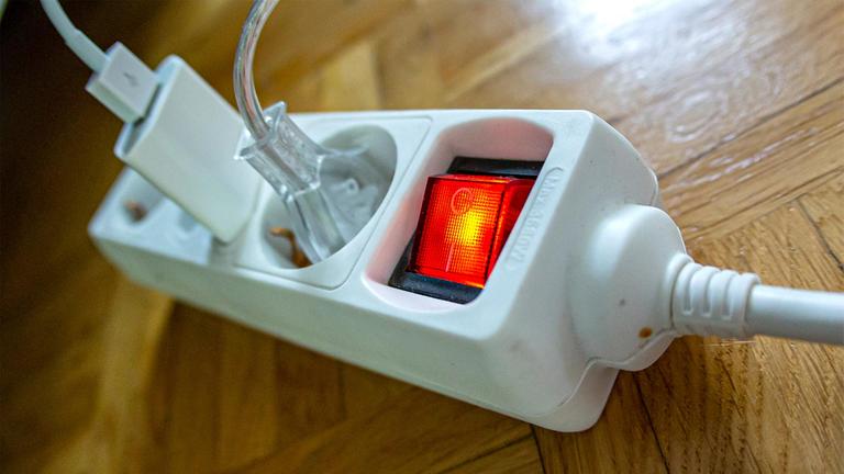 Mehrfachsteckdose mit eingesteckten Kabeln.