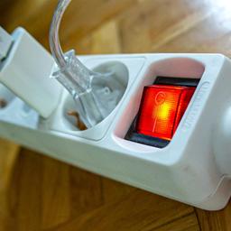 Mehrfachsteckdose mit eingesteckten Kabeln.