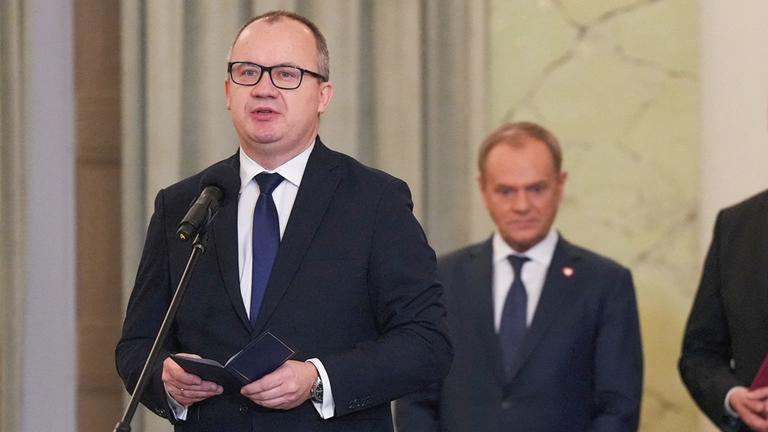 Adam Bodnar spricht neben Donald Tusk während der Vereidigungszeremonie des neu ernannten Kabinetts im Präsidentenpalast in Warschau, Polen.
