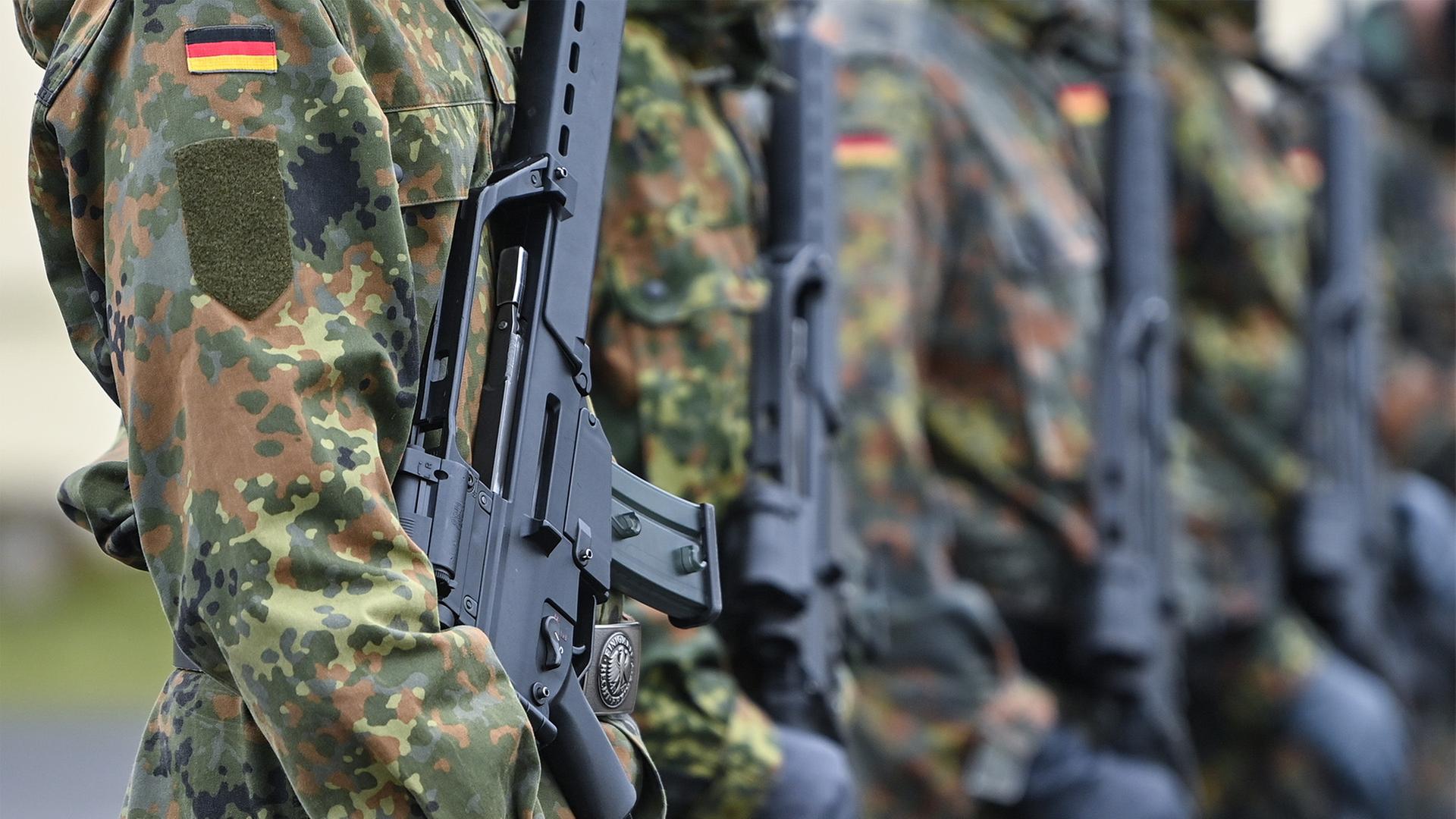 Soldaten der Bundeswehr beim Appell. | dpa