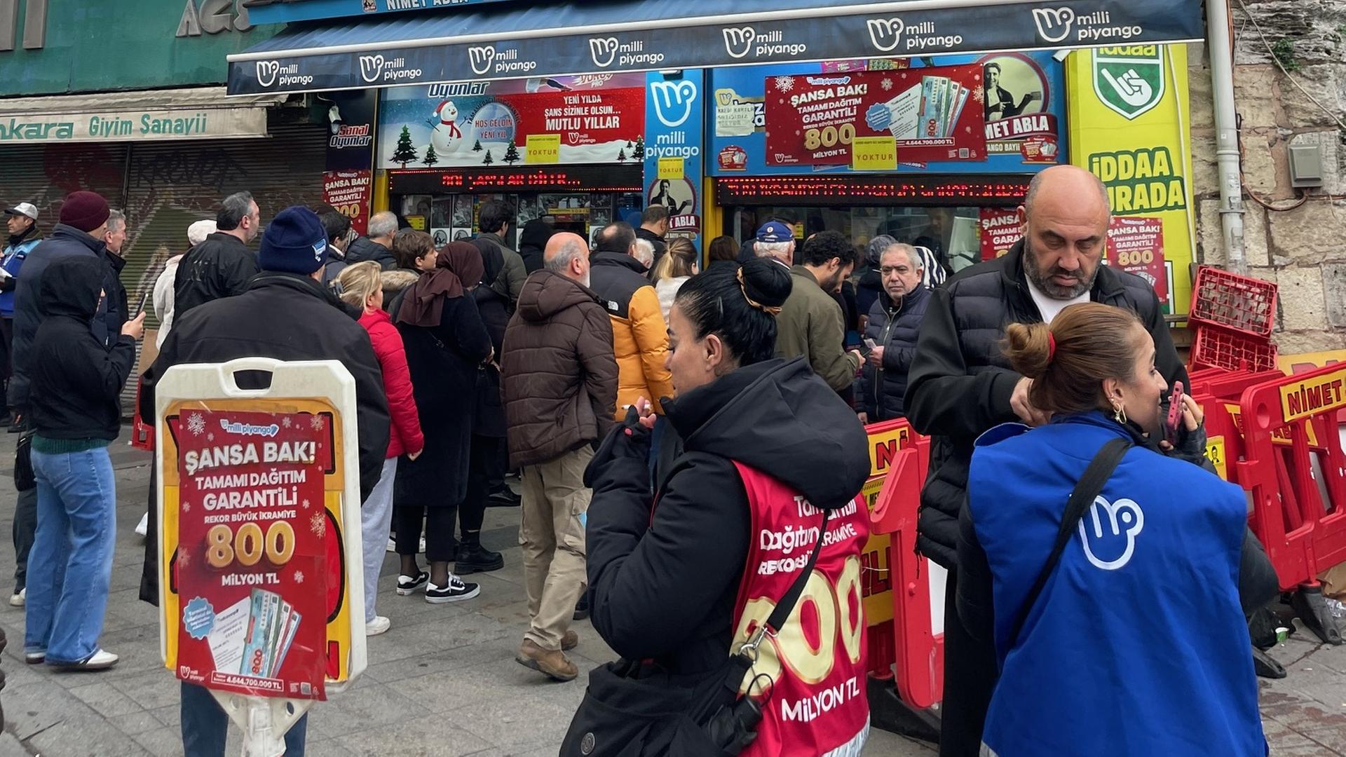 Menschen stehen vor dem Kiosk Nimet Abla in Istanbul | Isabel Gotovac/ ARD