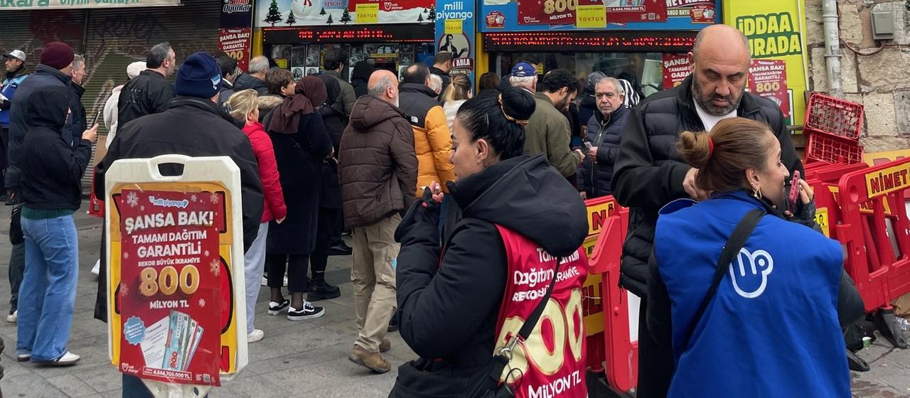 Menschen stehen vor dem Kiosk Nimet Abla in Istanbul