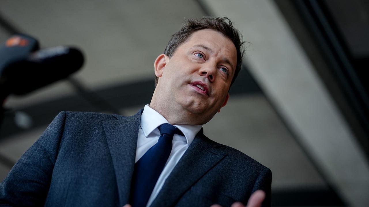 Spritpreis-Debatte: Klingbeil pocht auf staatliche Eingriffe