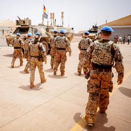  Soldaten der Bundeswehr verlassen einen Platz im Camp Castor in Gao.