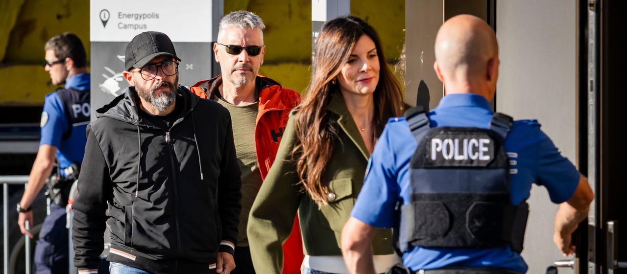 Jessica Moretti und ihr Mann Jaques Moretti auf dem Weg in ein Gerichtsgebäude.