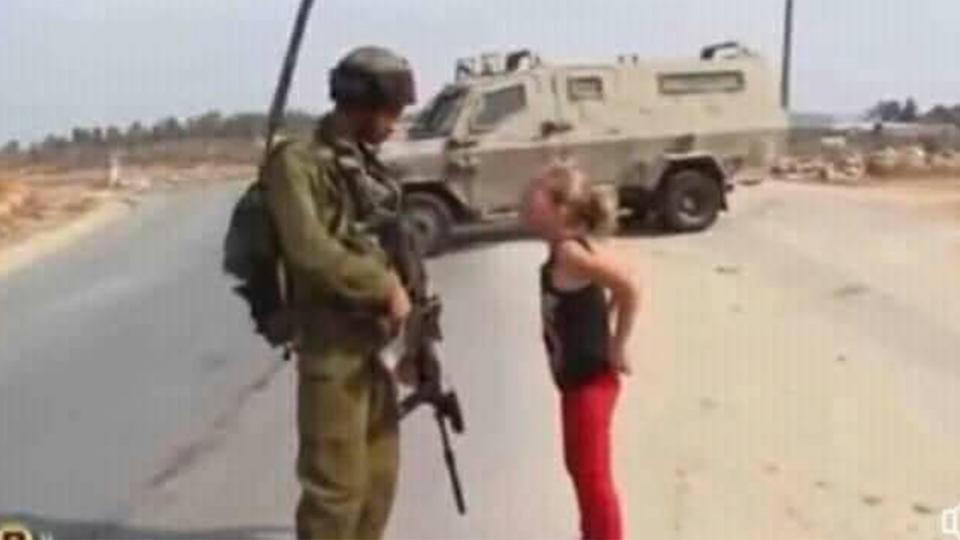 Ein Soldat spricht mit einem Mädchen.