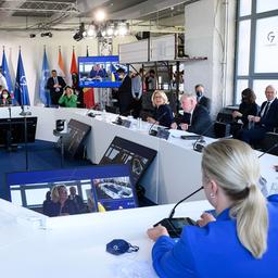 Ein runder Tisch, an dem die G7-Entwicklungsministerinnen und -minister sitzen.