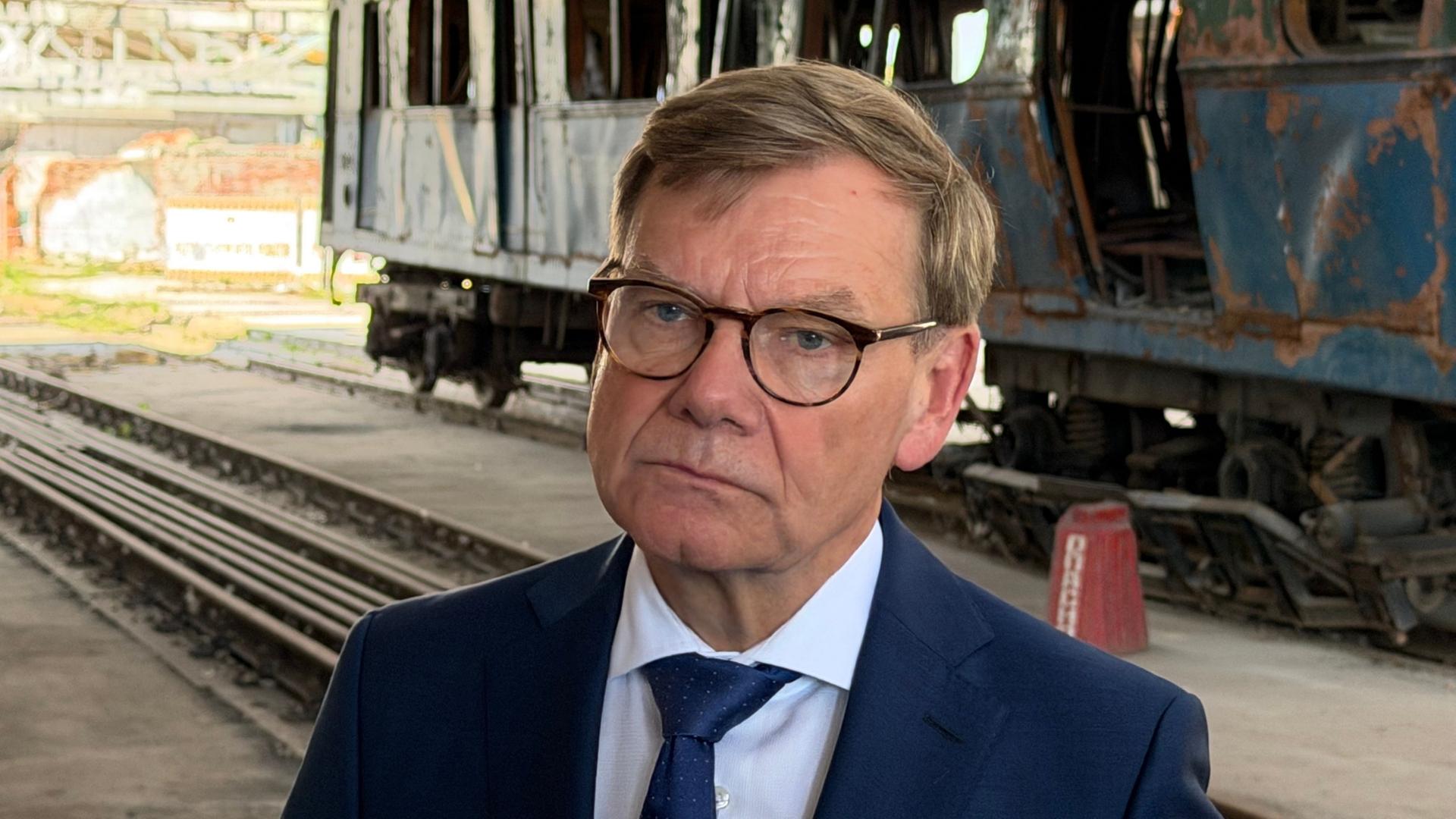 Johann Wadephul in einem zerst�rten U-Bahn-Depot in Charkiw, Ukraine | Michael Fischer/d/dpa