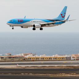 Eine TUI-Maschine landet auf dem Flughafen von Teneriffa.
