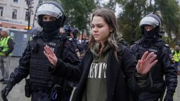 Russische Sicherheitskräfte nehmen eine junge Frau fest, die in Moskau gegen die Mobilisierung protestiert (Archiv September 2022)