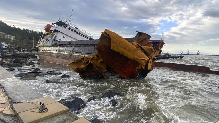 Der havarierte Frachter "Kafkametler" liegt im Hafen der türkischen Stadt Eregli.