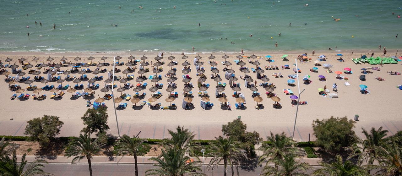 Badegäste am Strand von Arenal auf Mallorca 