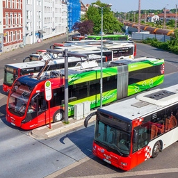Stadtbusse auf dem Busbahnhof Osnabrück.