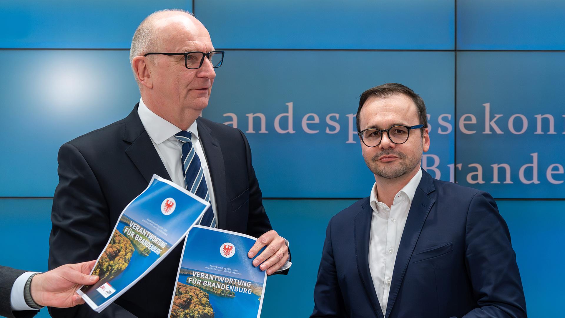 Dietmar Woidke (l, SPD), Ministerpräsident von Brandenburg,  neben Jan Redmann (r), Vorsitzender der Brandenburger CDU (Quelle: dpa) | dpa