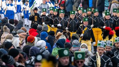  Sachsen, Annaberg-Buchholz: Mehr als 1200 Trachtenträger der Bergmanns-, Hütten- und Knappenvereinen, davon rund 330 Bergmusiker aus Sachsen und weiteren Bergbauregionen der Bundesrepublik marschieren durch die Gassen der Innenstadt hinauf zur St.-Annen-Kirche.