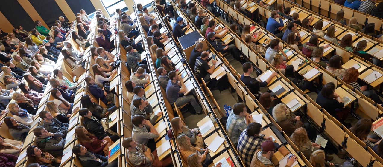 Studenten sitzen bei der Erstsemesterbegrüßung am Campus Koblenz