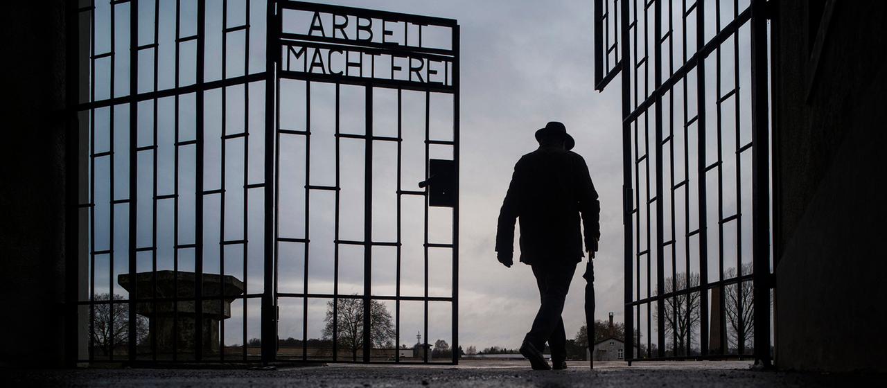 Ein Mann in der Gedenkstätte Sachsenhausen