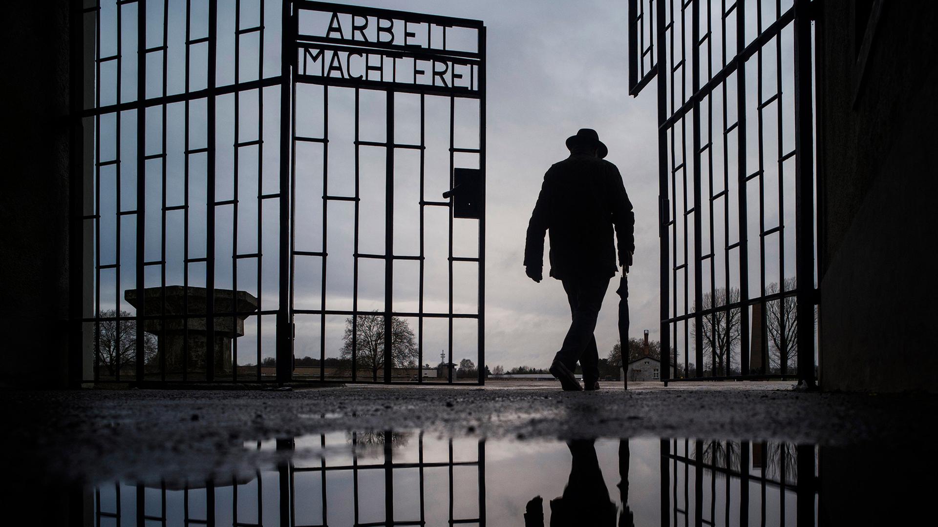 Ein Mann in der Gedenkstätte Sachsenhausen | AP