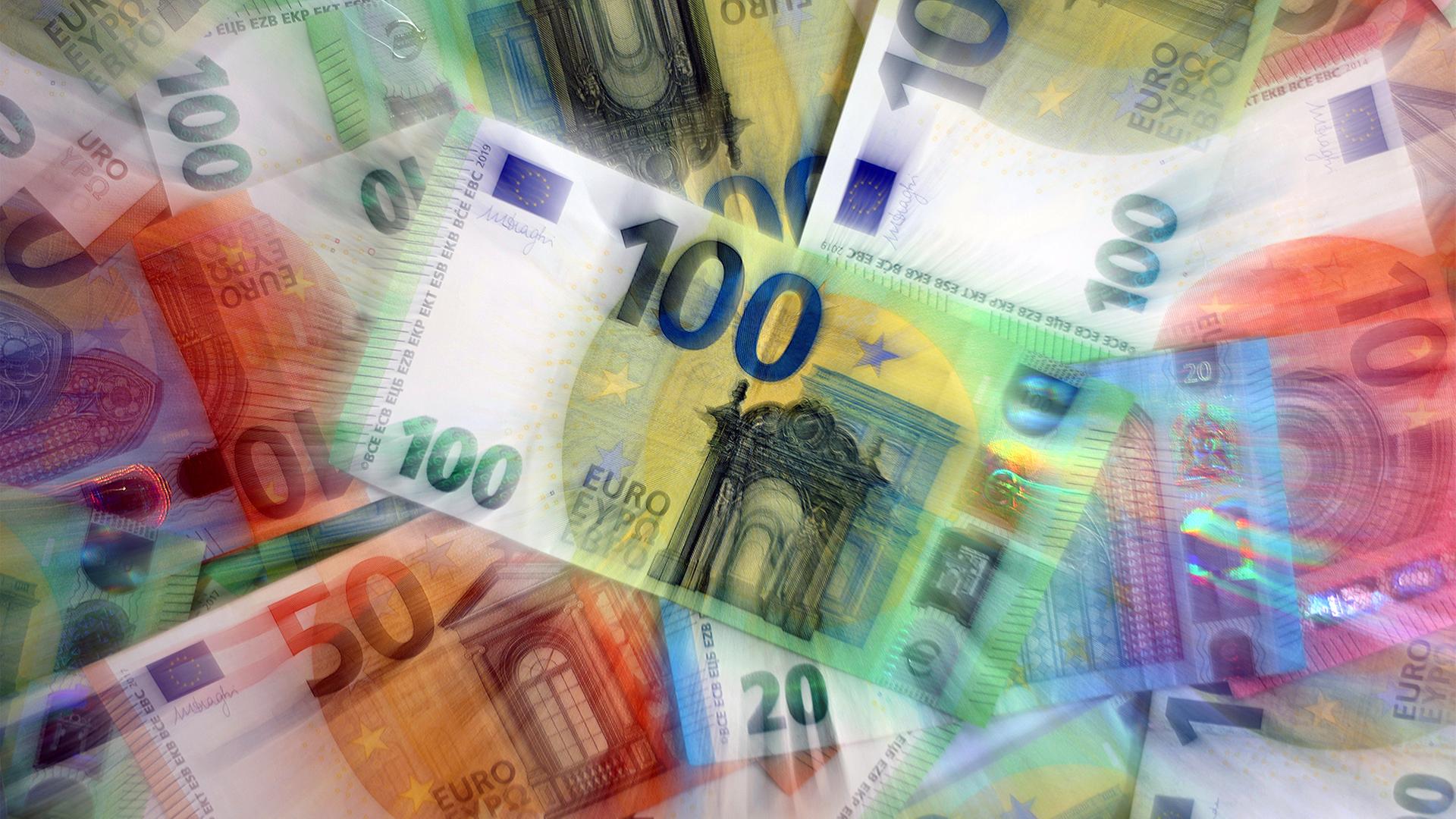Verschiedene Euro-Banknoten liegen auf einem Tisch. | dpa
