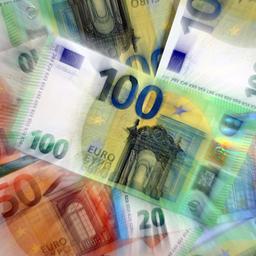 Verschiedene Euro-Banknoten liegen auf einem Tisch.