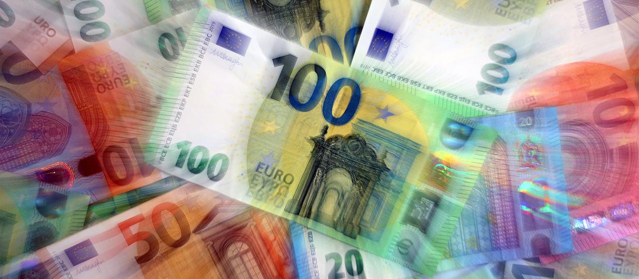 Verschiedene Euro-Banknoten liegen auf einem Tisch.
