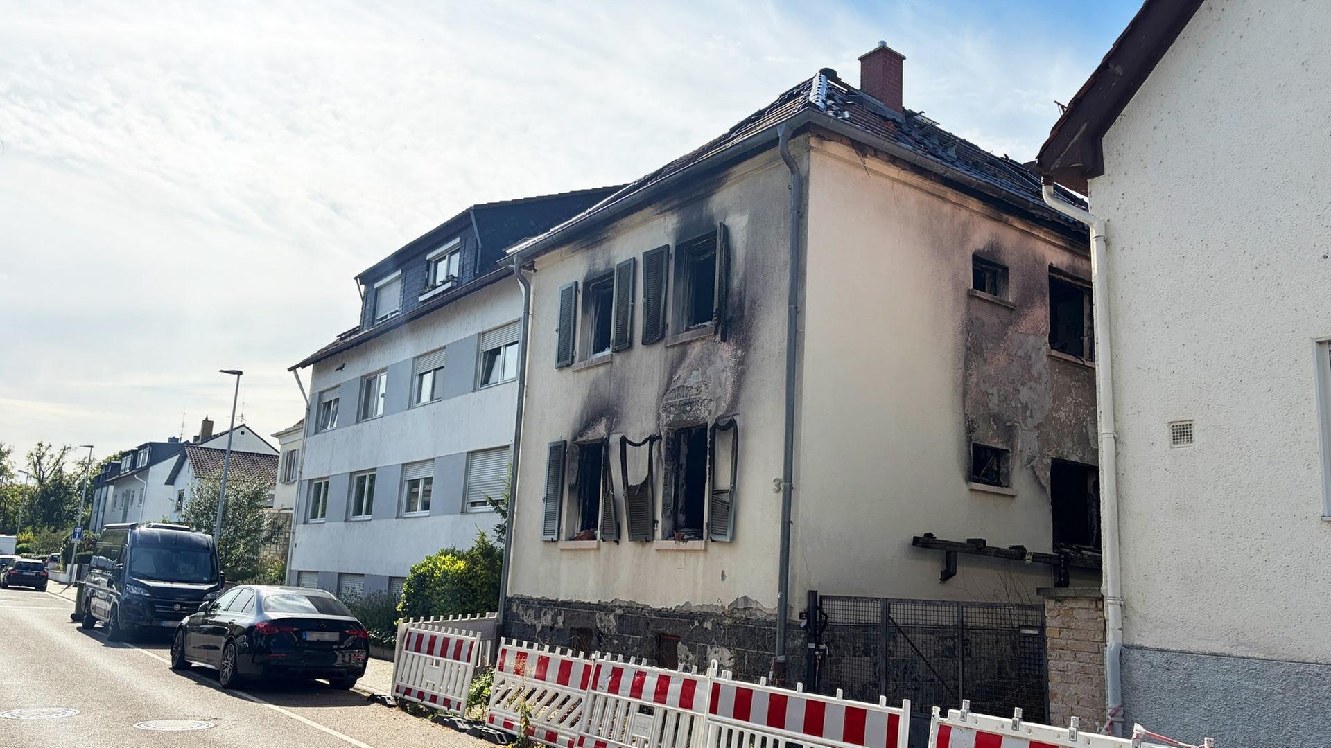 Ein ausgebranntes Haus in Mainz-Laubenheim. Der Besitzer hatte es angezündet und beim Abbrennen zugeschaut, statt die Feuerwehr zu rufen | SWR, Daniel Brusch