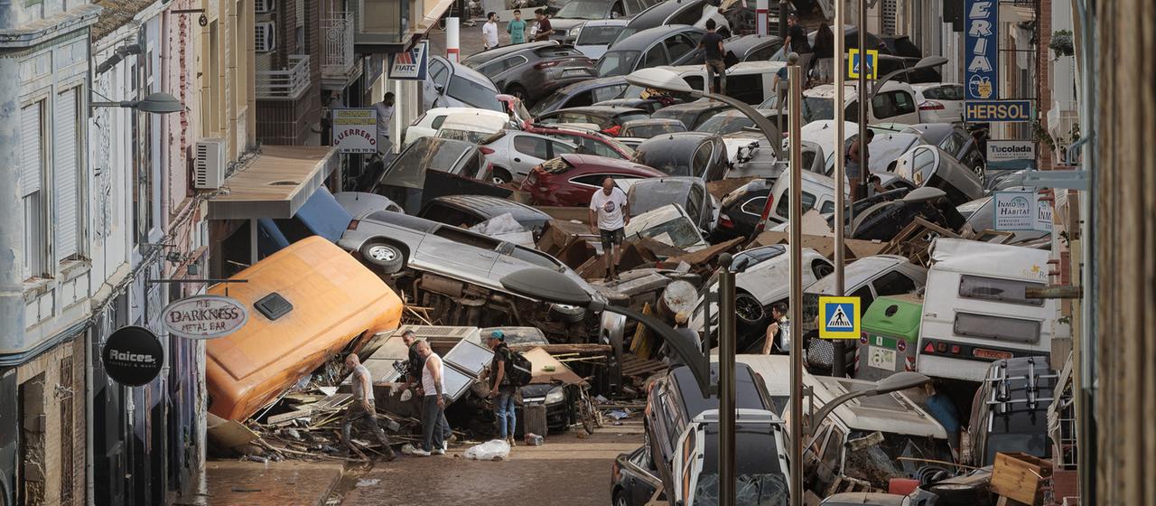 Autos stapeln sich nach Überflutungen in einer Straße in Alfafar, Valencia (Spanien).