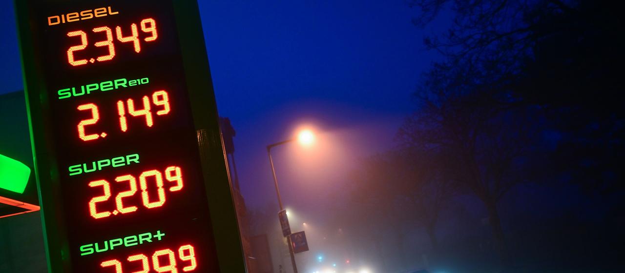 Die Preise für Diesel und Benzin sind an einer Tankstelle zu sehen. 