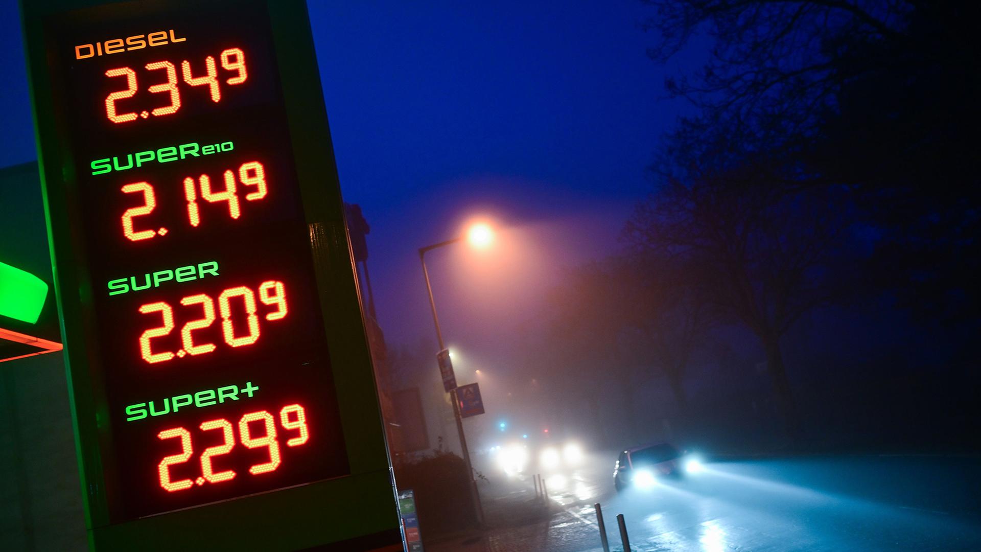 Die Preise für Diesel und Benzin sind an einer Tankstelle zu sehen.  | Sebastian Christoph Gollnow/dpa