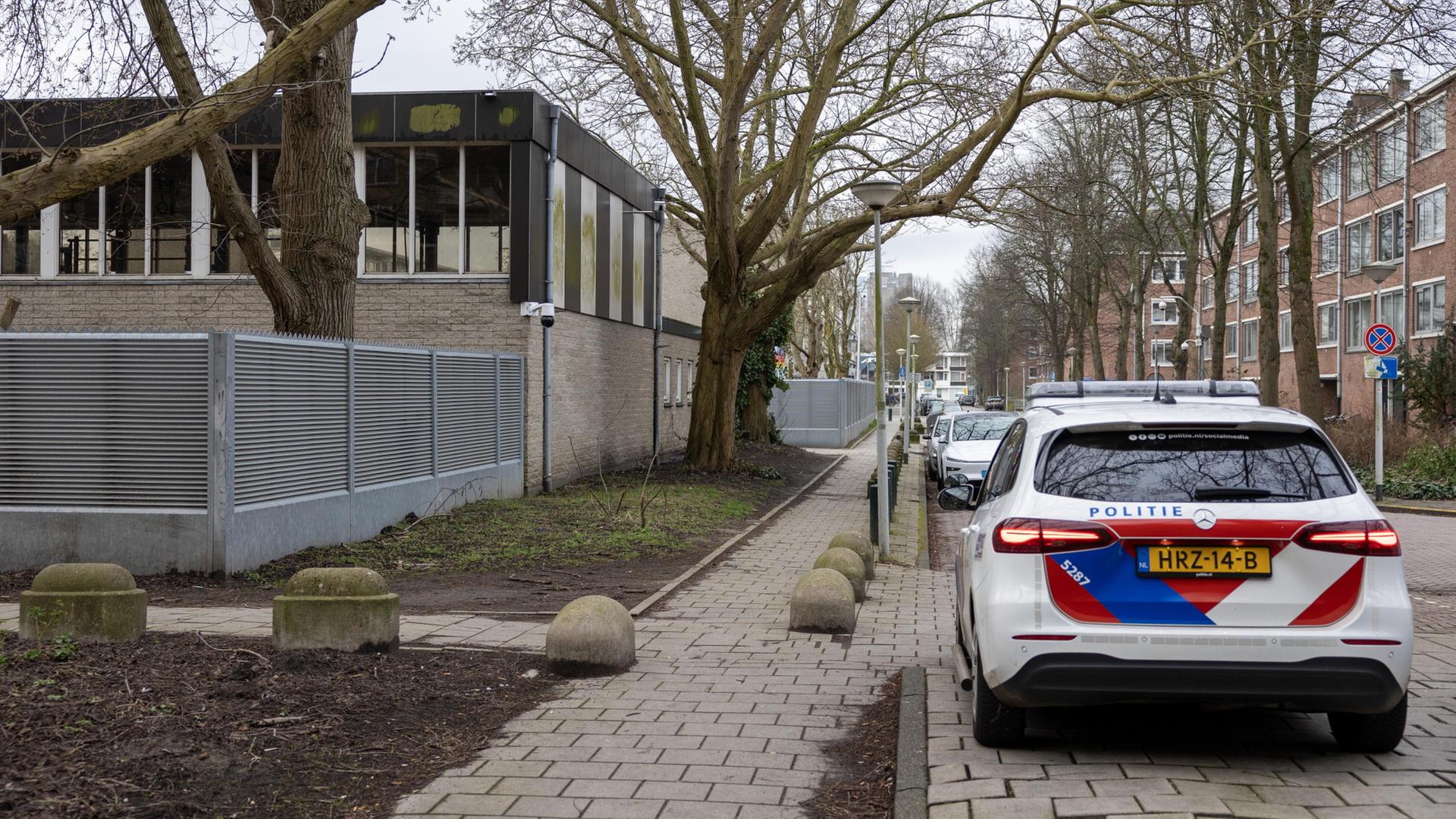 Ein Polizeiauto steht vor einer jüdischen Schule in Amsterdam | EPA