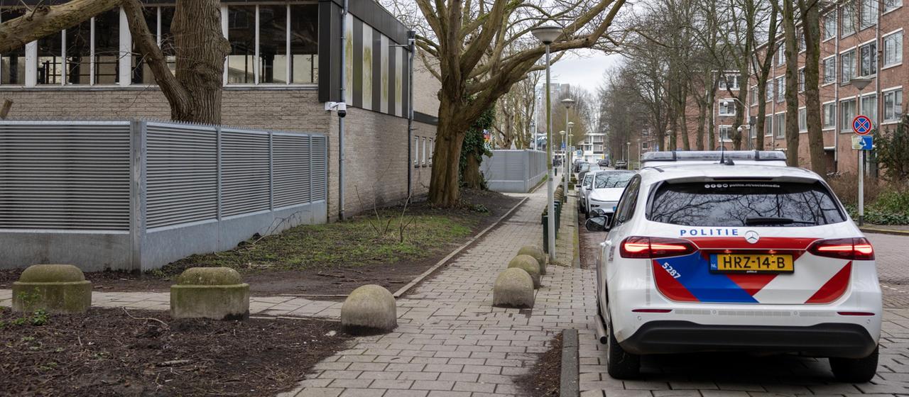 Ein Polizeiauto steht vor einer jüdischen Schule in Amsterdam