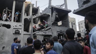 Palästinenser stehen vor einem zerstörten Haus in Chan Junis im Süden des Gazastreifens.