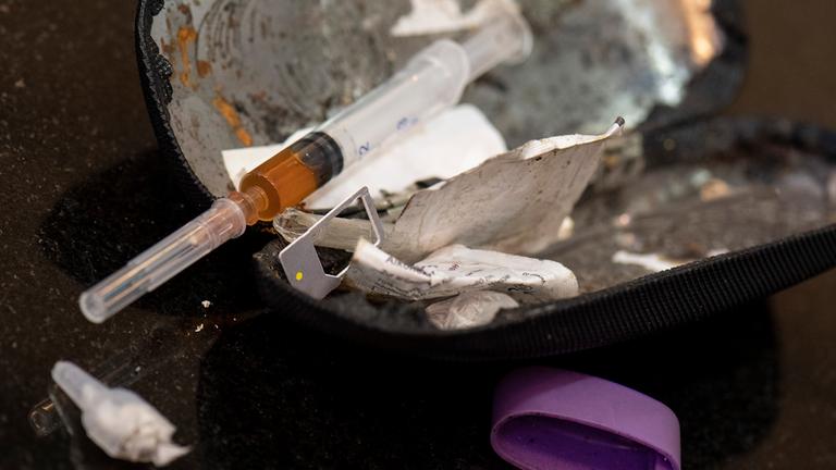 "Spritzbesteck" mit einer bereits aufgezogenen Heroinspritze.