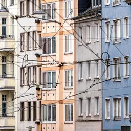 Häuserzeile mit Altbauten in einer Innenstadt.