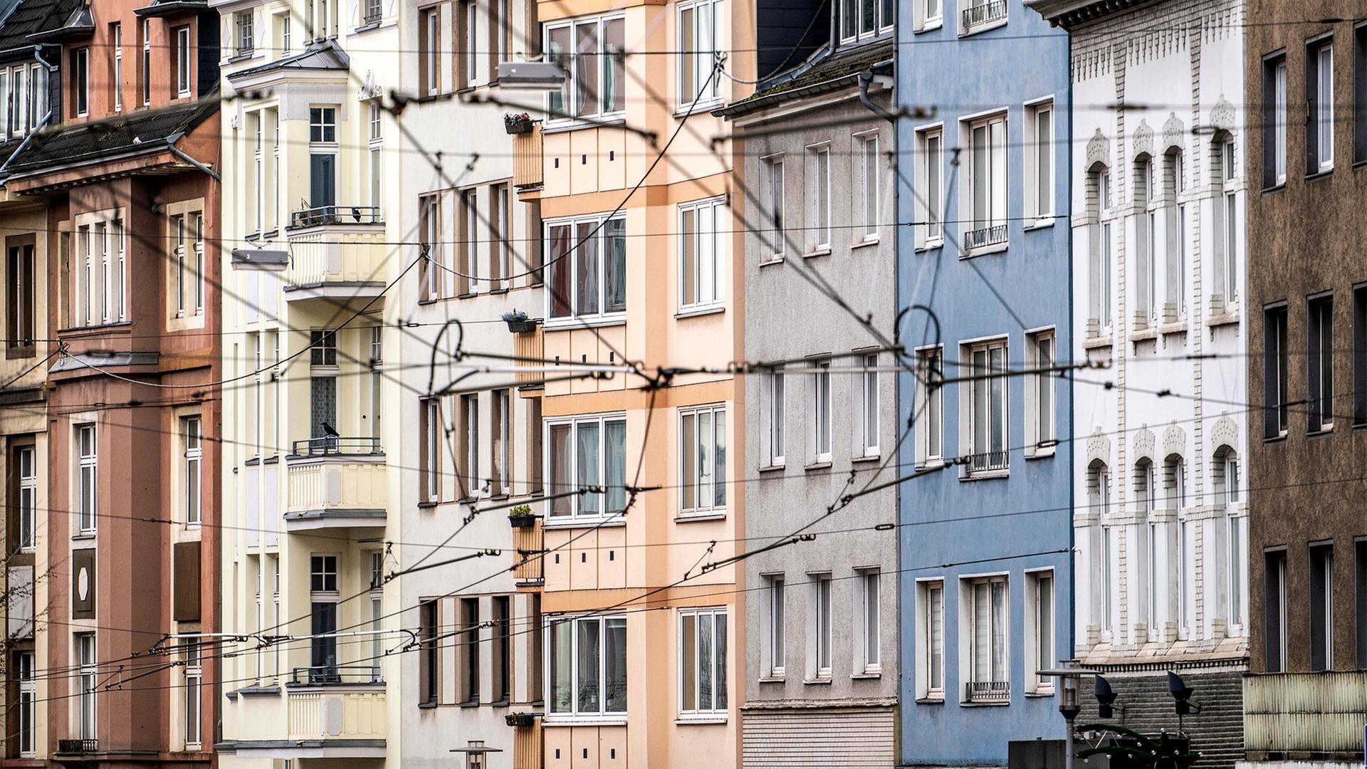 Häuserzeile mit Altbauten in einer Innenstadt. | picture alliance / Jochen Tack