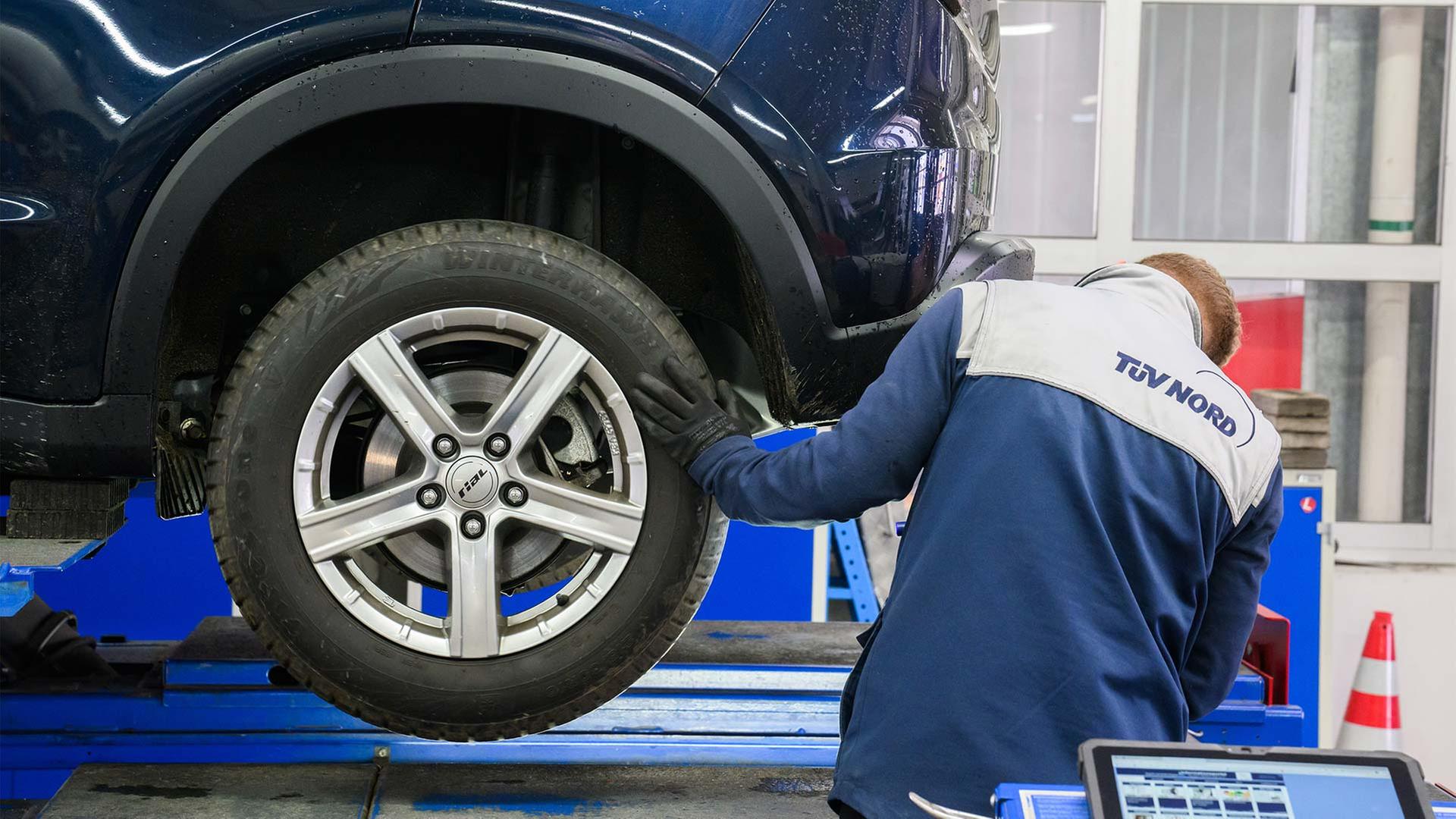 Ein Sachverständiger vom Tüv Nord überprüft bei der Hauptuntersuchung einen PKW. | picture alliance/dpa