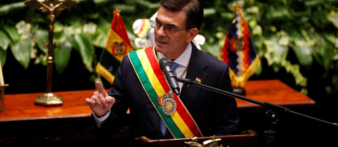 Rodrigo Paz am Rednerpult nach seiner Vereidigung als Präsident Boliviens.
