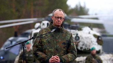 Friedrich Merz spricht während einer Pressekonferenz einer NATO-Übung
