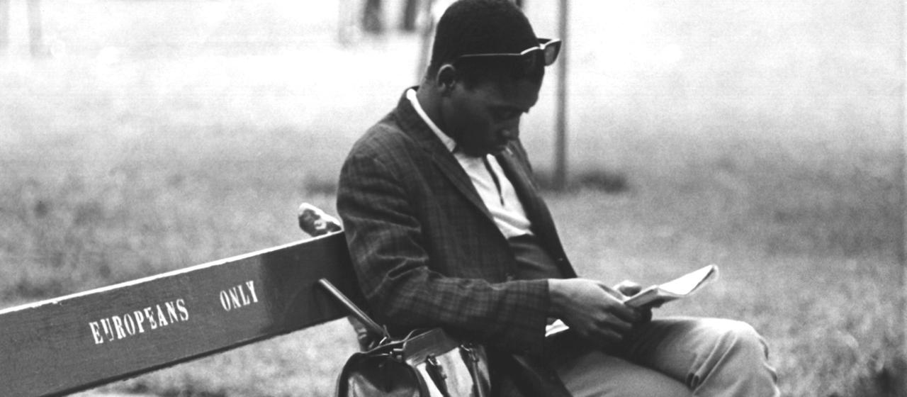 Ein Schwarzer Mann sitzt auf einer Parkbank in Johannesburg, auf der "Europeans Only" geschrieben steht. (Archivbild: 31.03.1970)