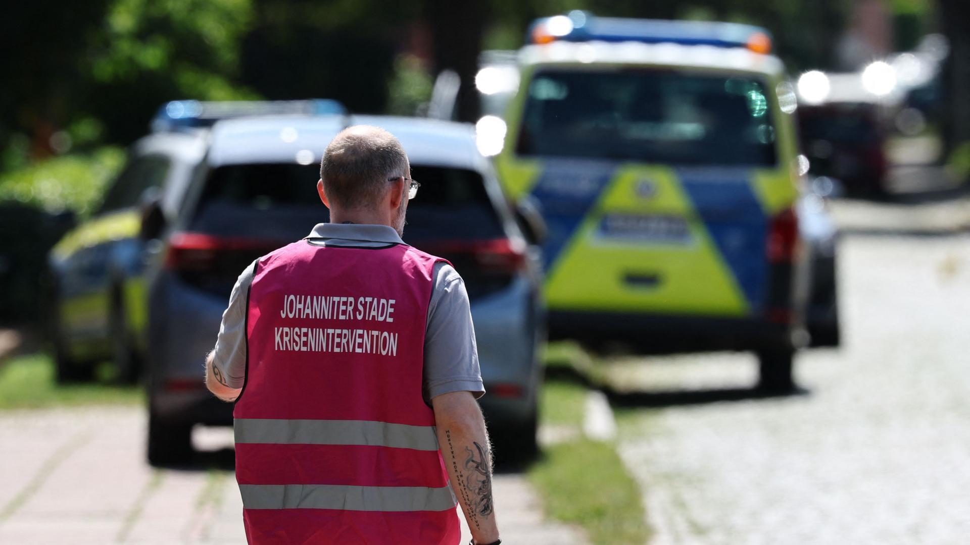 Ein Mitglied eines Kriseninterventionsteams steht an einem Tatort in Stade, Niedersachsen. | AFP