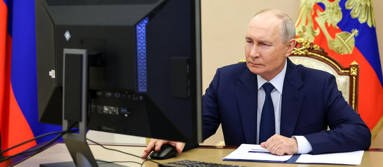 Wladimir Putin sitzt an einem PC.