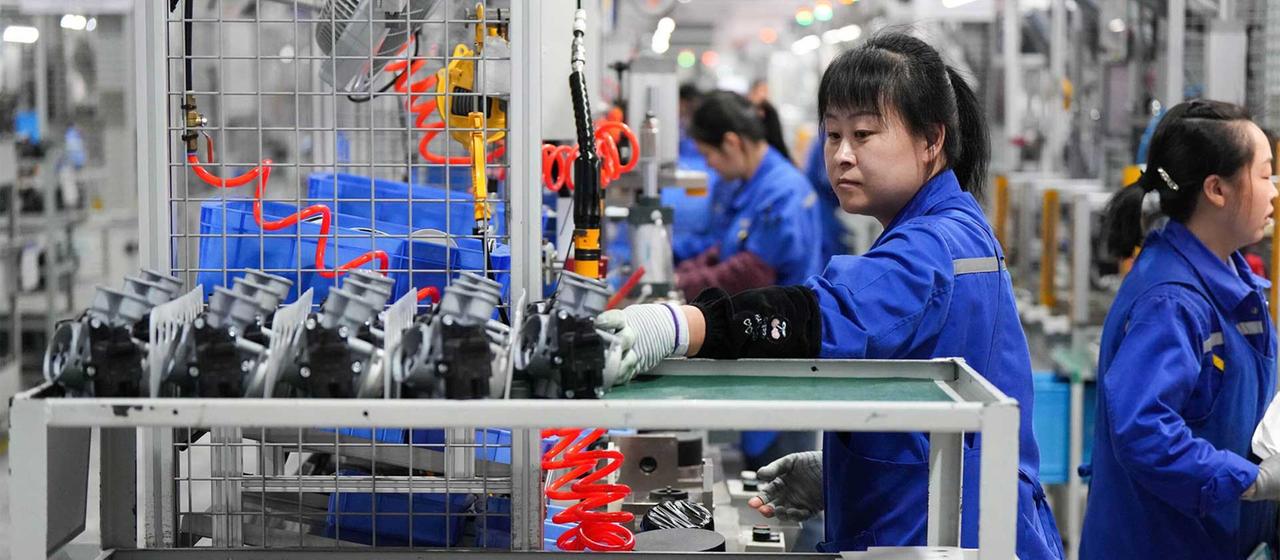 Arbeiterinnen an der Prüfstraße für Autokomponenten, Zhuji, Zhejiang, China.