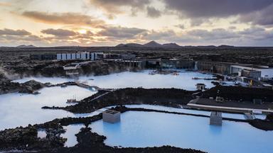 Blick über das Geothermalbad Blaue Lagune