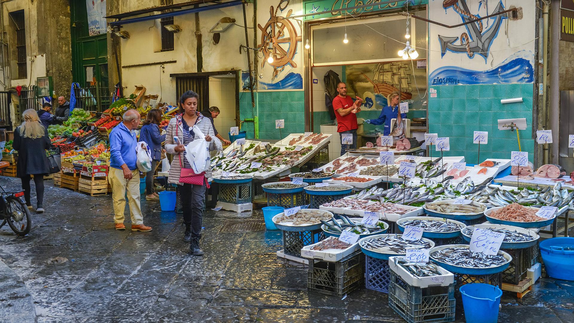 Menschen besuchen einen Fischhandel. (Archivbild: 28.5.2019) | imago/Joko