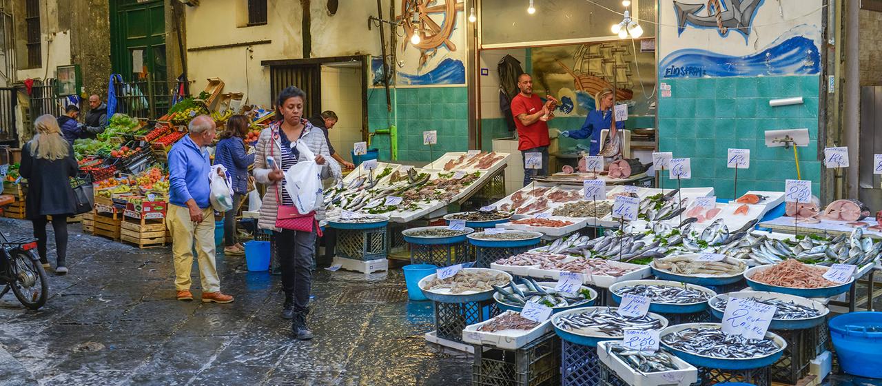 Menschen besuchen einen Fischhandel. (Archivbild: 28.5.2019)