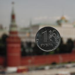 Eine Rubel-Münze vor dem Kreml in der russischen Hauptstadt Moskau.