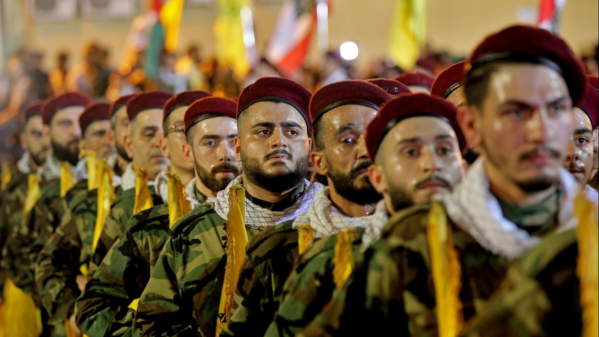 Pro-iranische Kämpfer der Hisbollah nehmen an einer Parade in Beirut, Libanon teil. (Archivbild: 31.05.2019) | dpa
