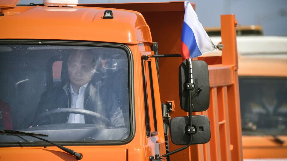Putin steuert einen Lkw über die Brücke auf die Krim