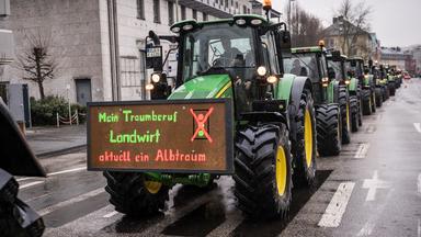 Mit einem Konvoi aus mehreren hundert Traktoren haben Landwirte und Landwirtinnen im Raum Siegen  gegen Einsparläne der Ampel-Koalition protestiert.