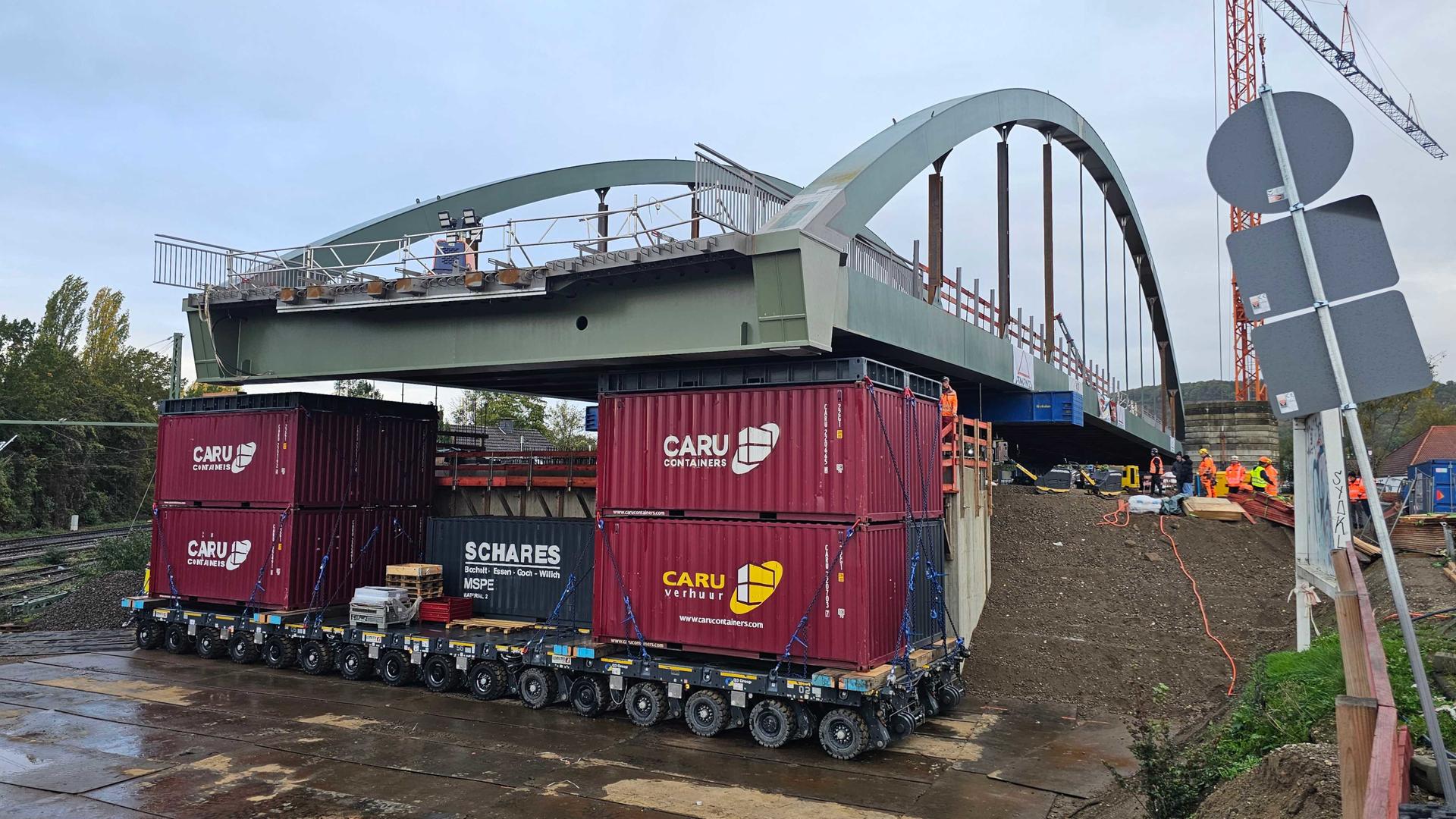 Hier müssen 975 Tonnen Stahl in eine kleine Lücke
